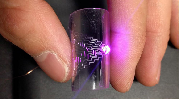 可穿戴传感器技术:天富代理研究人员将电路打印到可伸缩的聚合物上