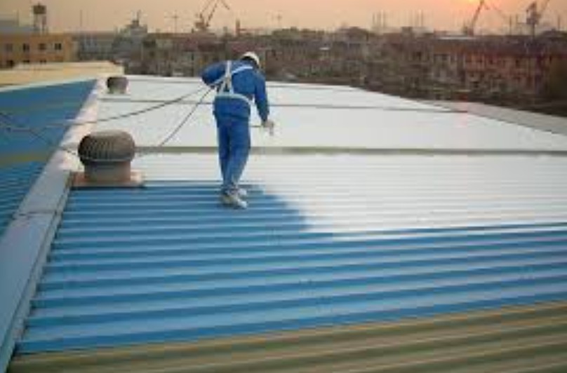 利用涂料和聚氨酯泡天富登录沫喷雾，将炎热的屋顶变成节能的凉爽屋顶