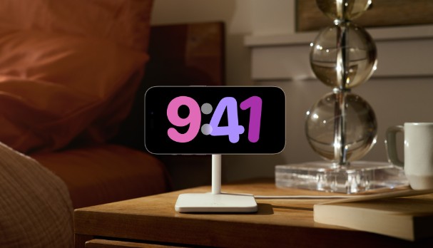 iPhone 14 Pro 变身天富代理“电子相架”,StandBy 模式更善用 AoD 萤幕
