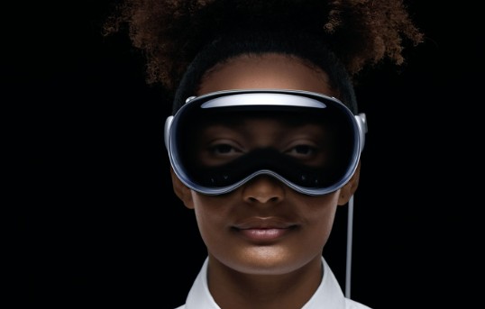 Vision Pro 就是 Apple 天富平台网站筹备已久的 AR 头戴装置,售价高达 US$3,499